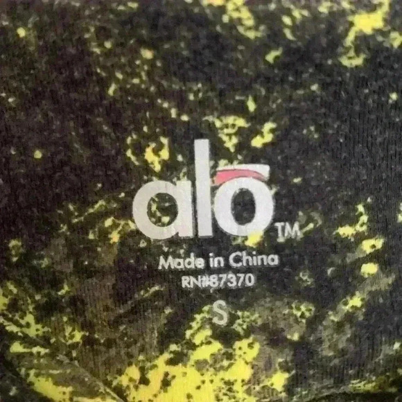 Alo Airbrush womens Capri leggings, yellow, black and grey, size Small - Picture 5 of 9